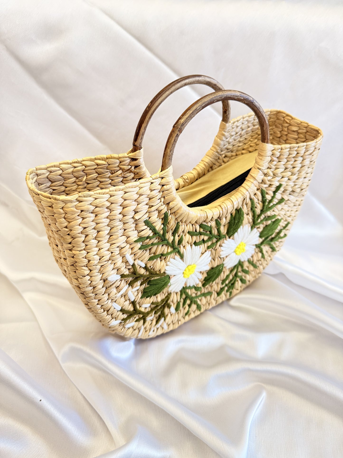 White Daisy U-Shaped Kauna Embroidery Bag