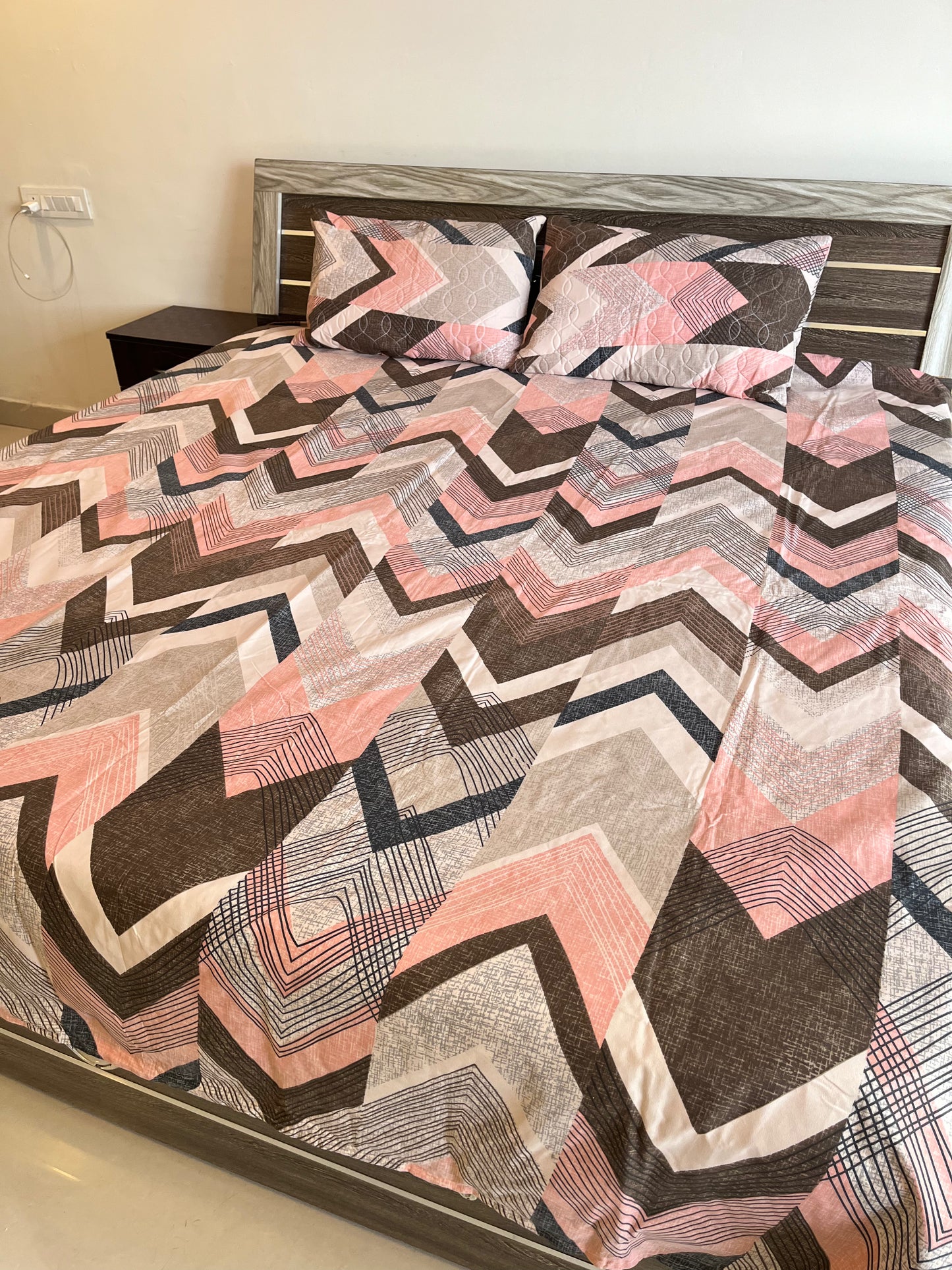 Zig Zag Print Double Bedsheet with 2 Quilted Pillows Covers