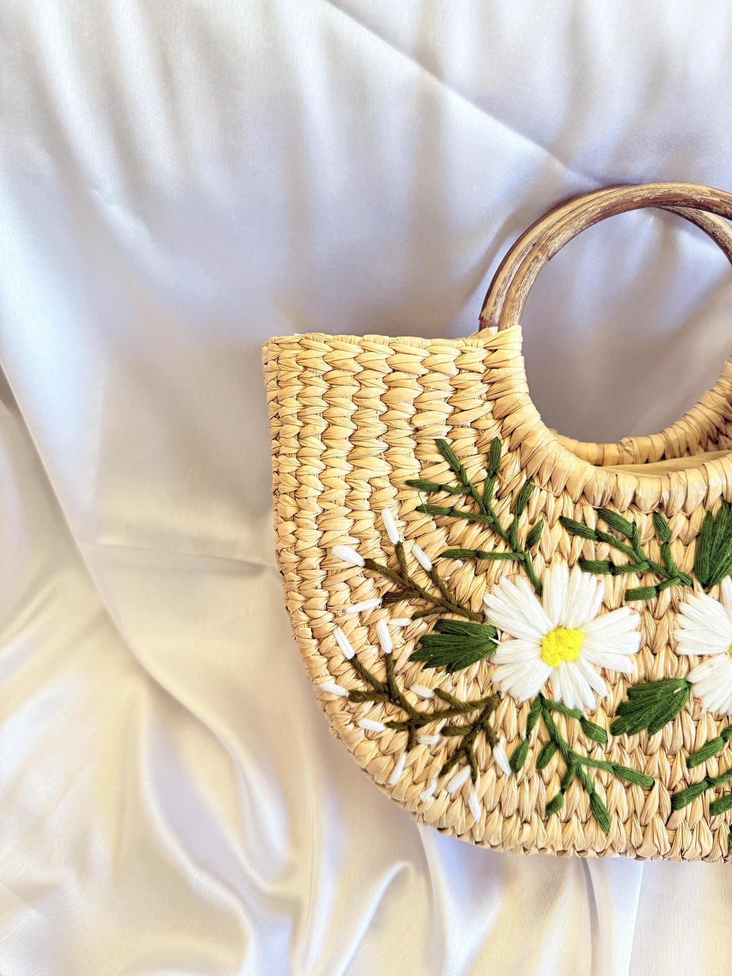 White Daisy U-Shaped Kauna Embroidery Bag