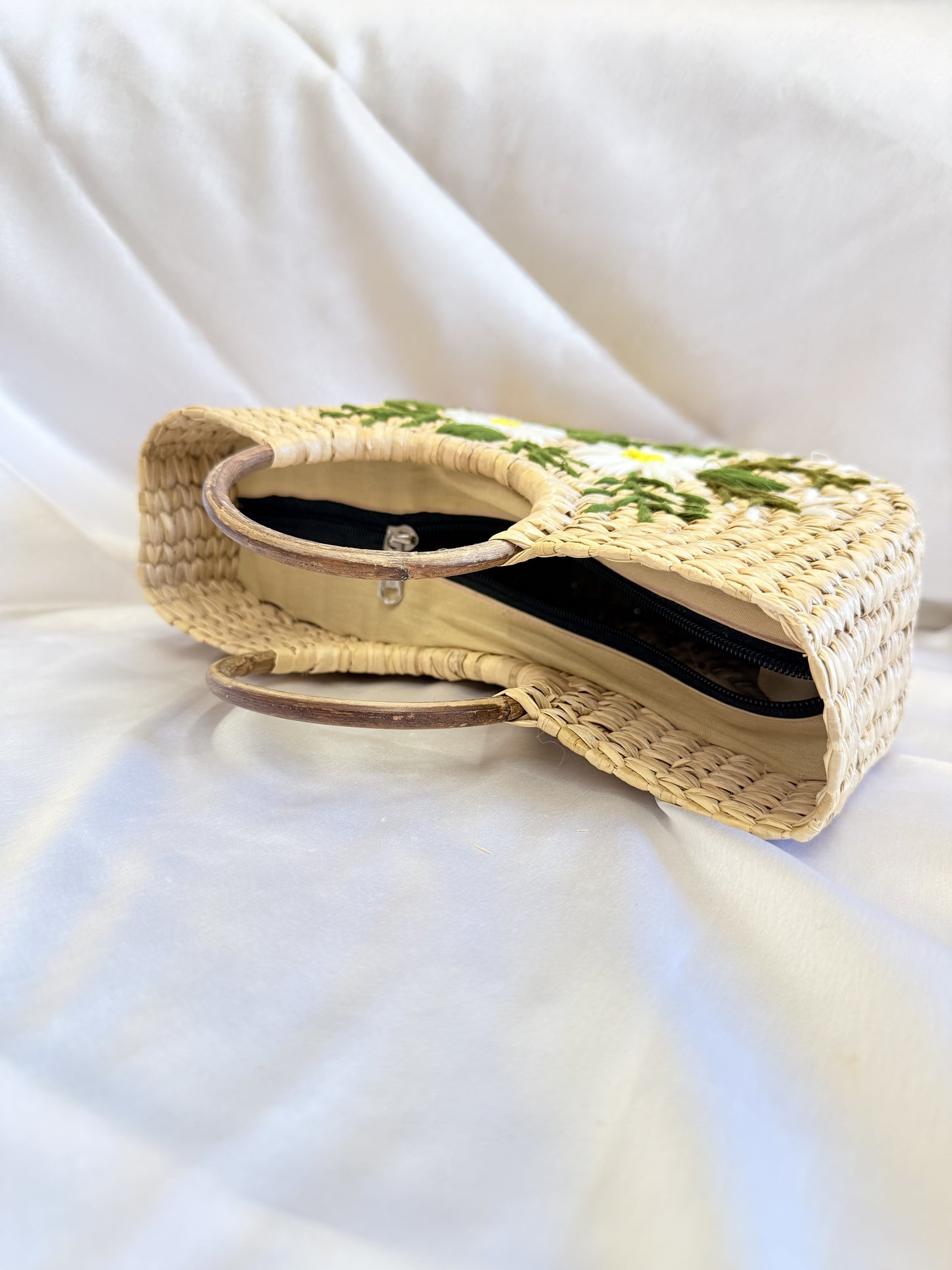 White Daisy U-Shaped Kauna Embroidery Bag