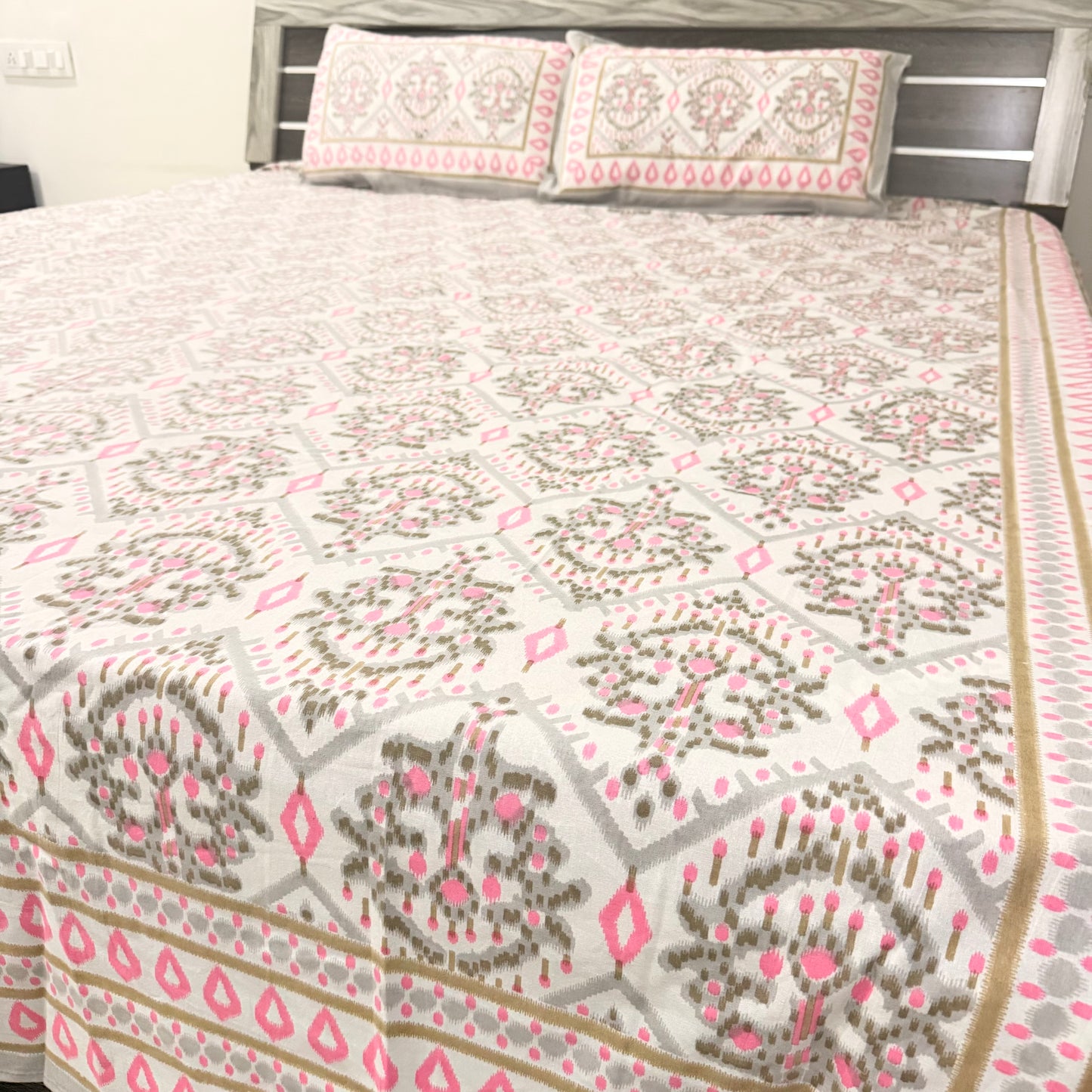 Pink Geometric cotton Double Bedsheet