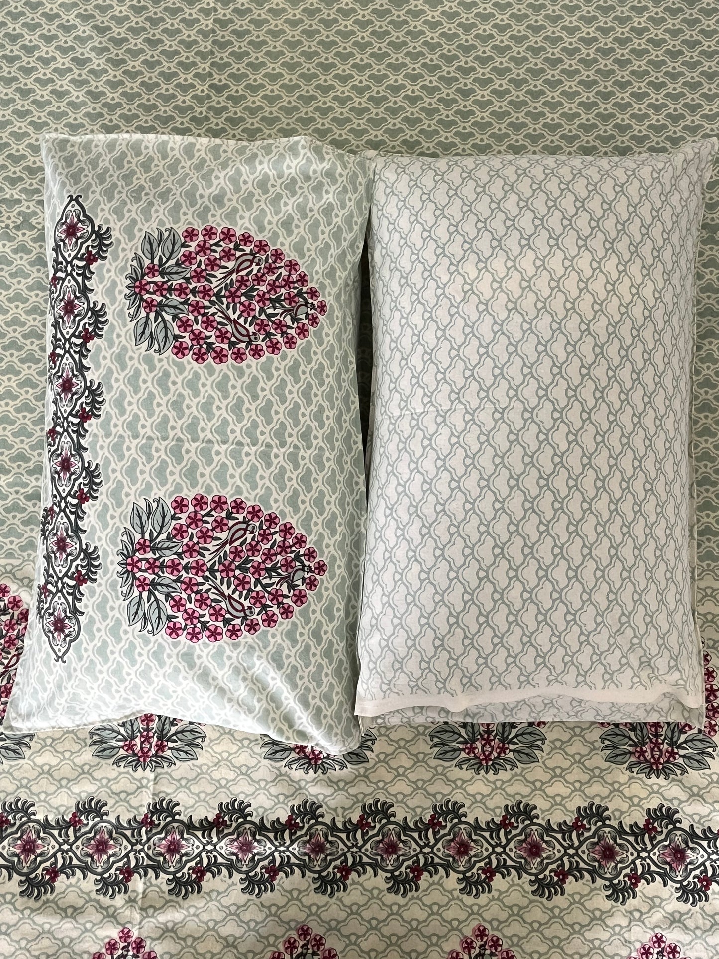 Leaf Print Double Bedsheet with 2 Pillow Cover