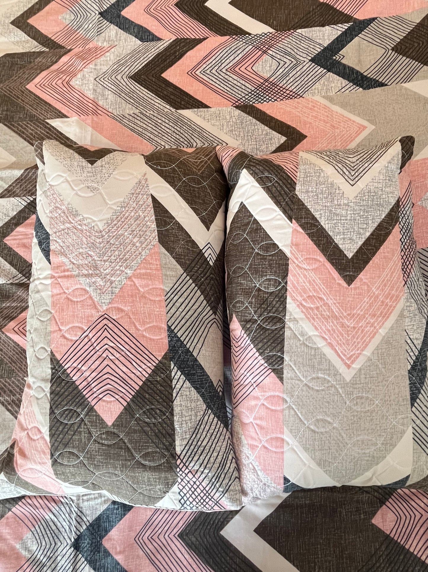 Zig Zag Print Double Bedsheet with 2 Quilted Pillows Covers