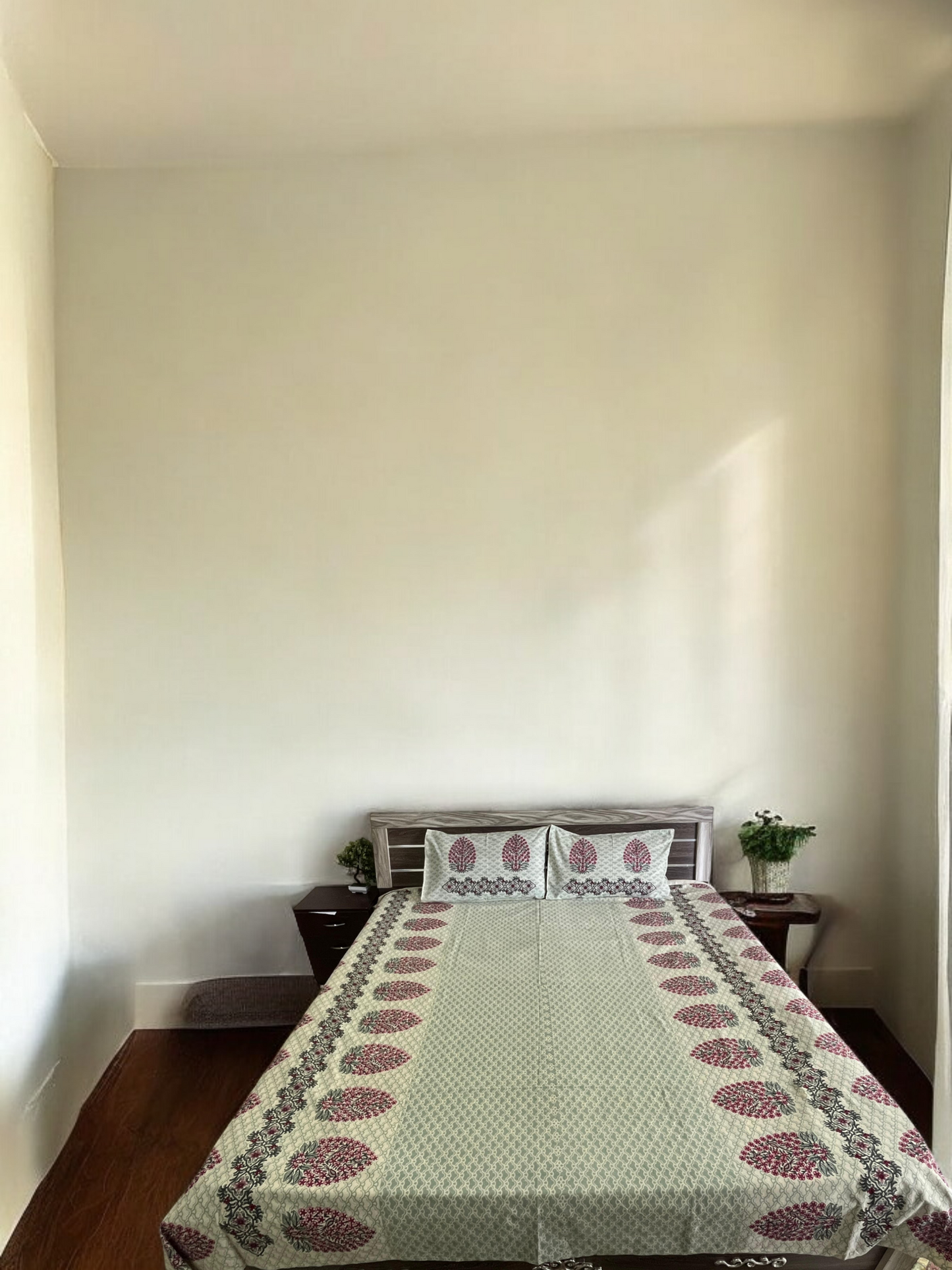 Leaf Print Double Bedsheet with 2 Pillow Cover