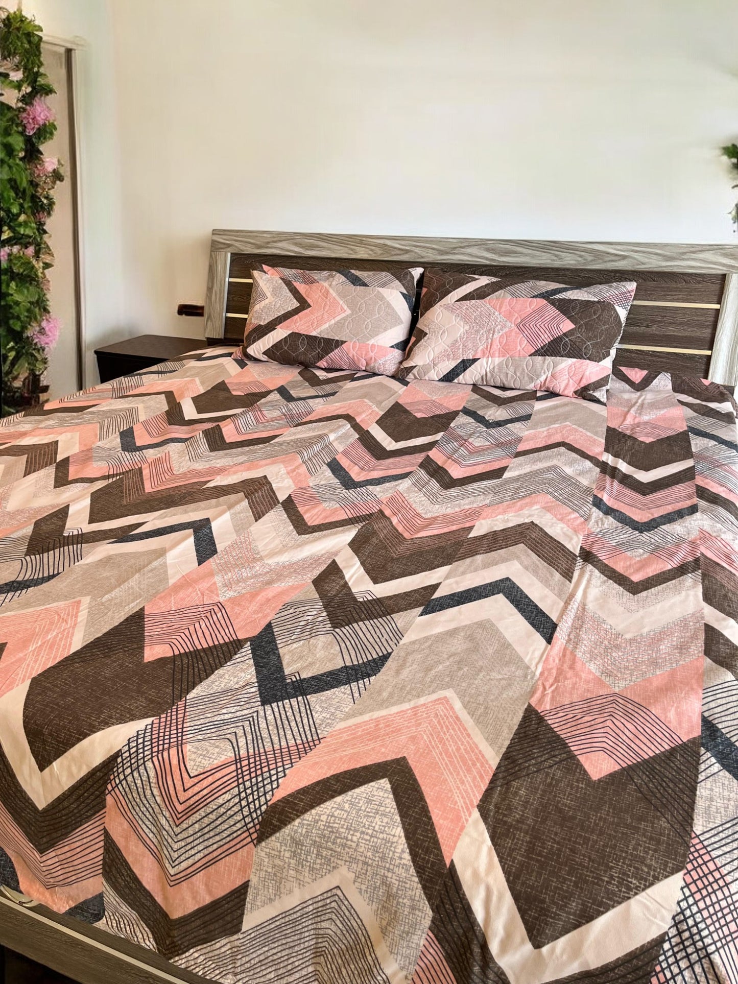 Zig Zag Print Double Bedsheet with 2 Quilted Pillows Covers