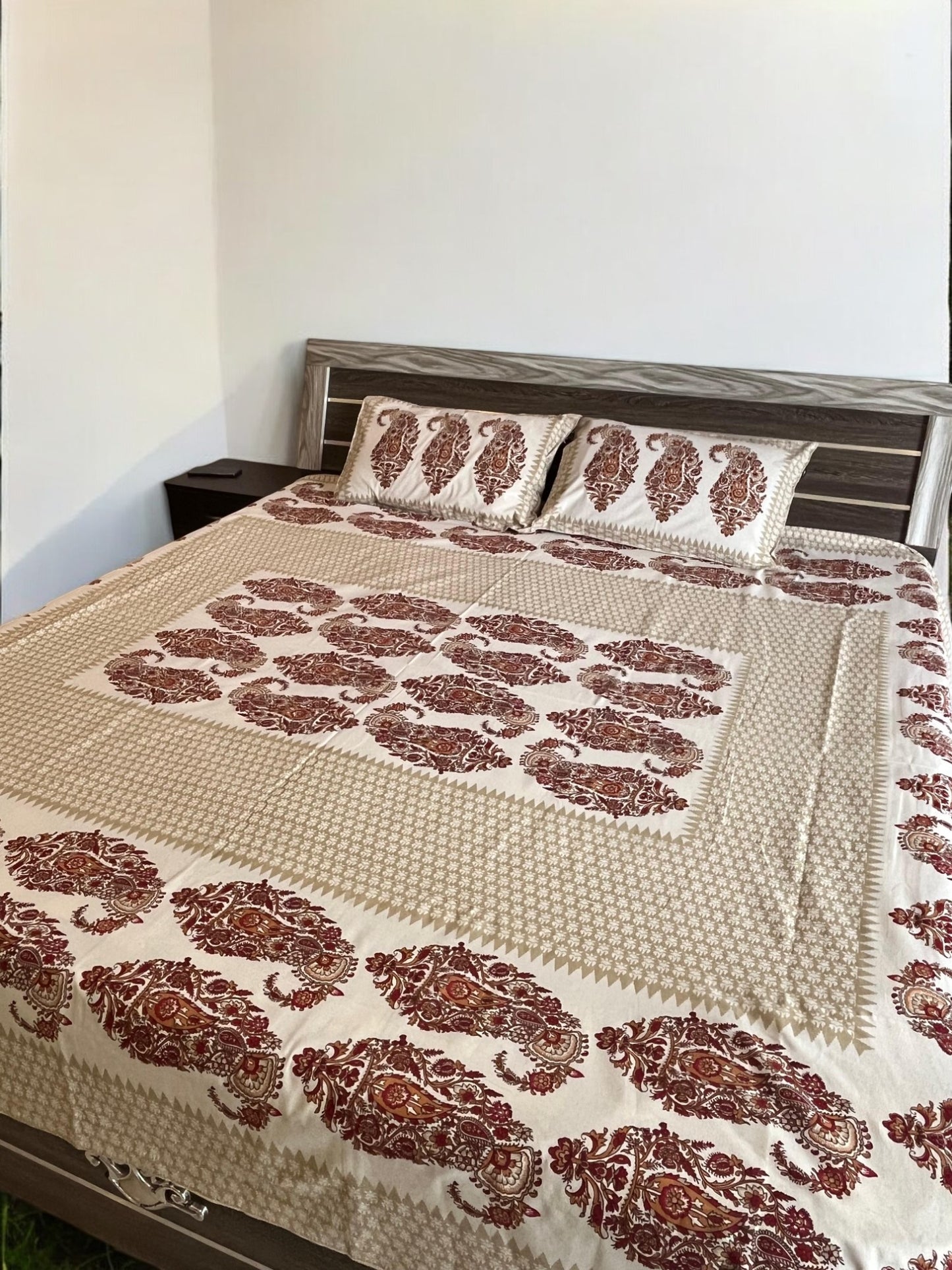 Cream Double Bedsheet with 2 Pillow Cover