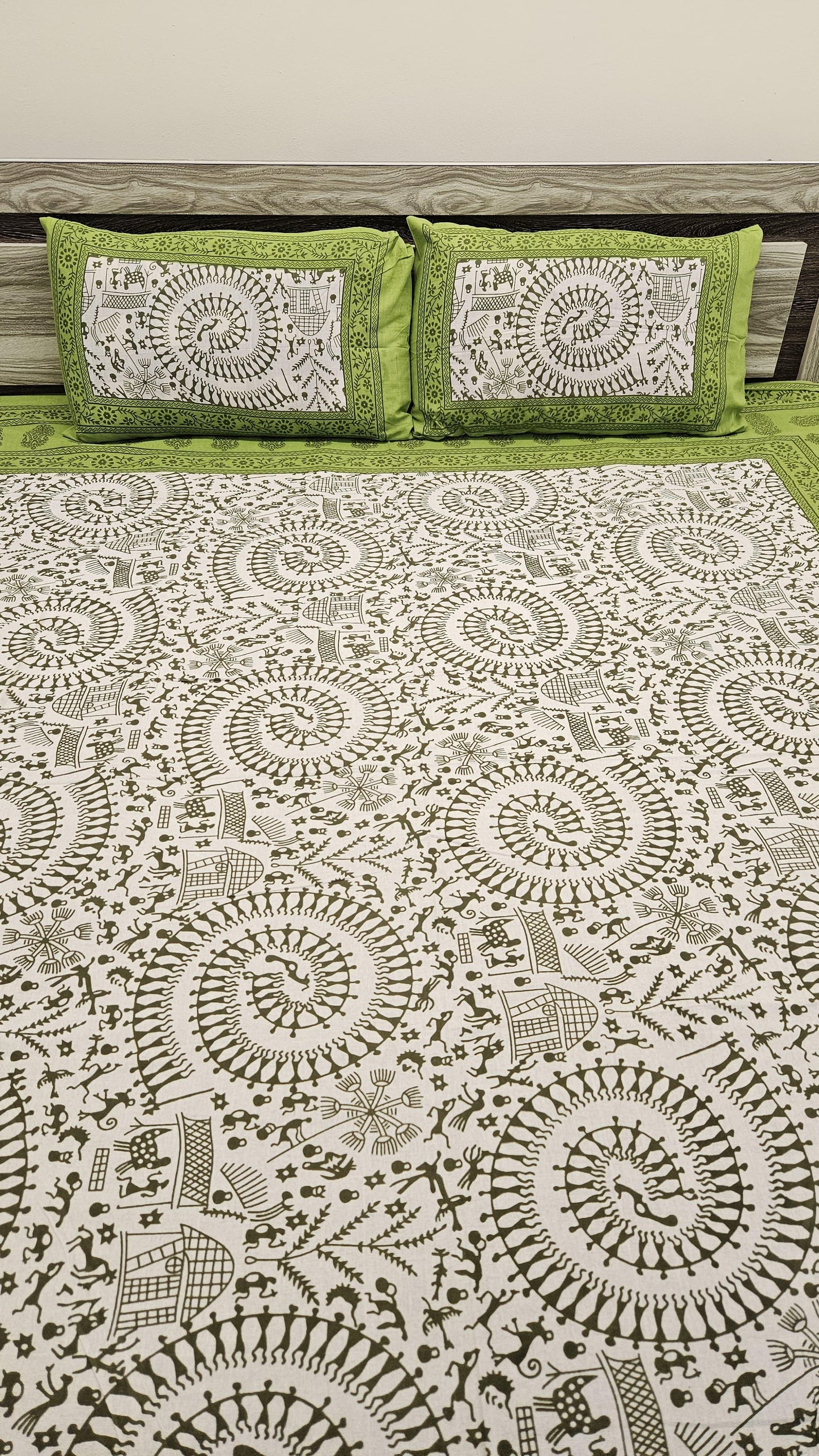 Tribal Print Double Bedsheet with 2 Pillow Cover