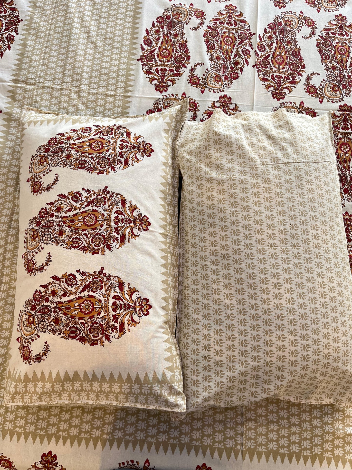 Cream Double Bedsheet with 2 Pillow Cover