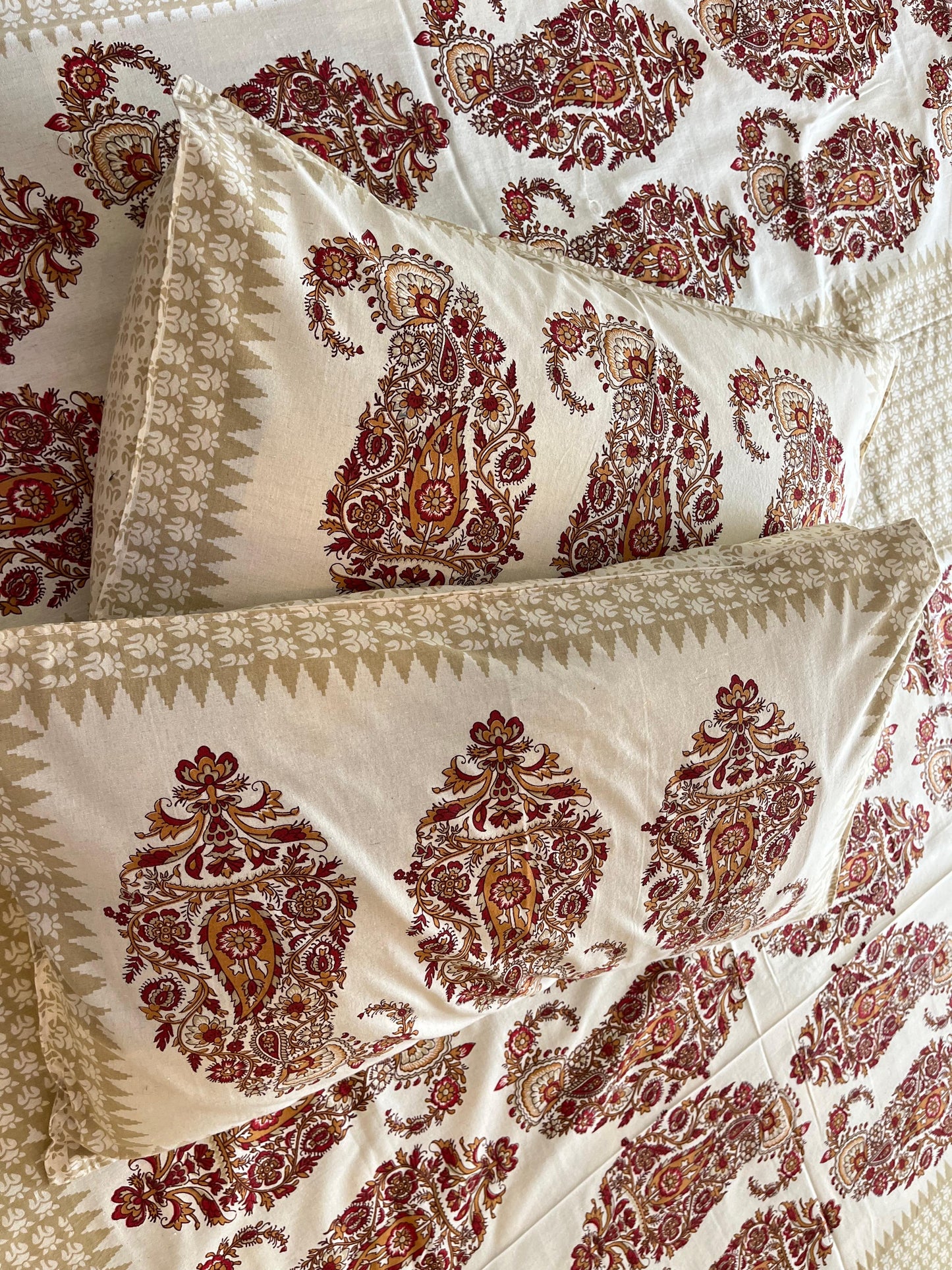 Cream Double Bedsheet with 2 Pillow Cover